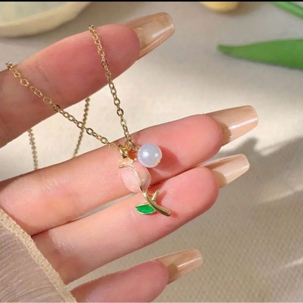 NWT! Creative Tulip Flower Necklace, Elegant Collarbone Pendant Jewelry.